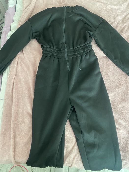 Черен чисто нов гащеризон