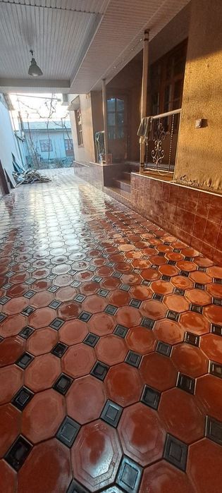 4 sotixli hovli sotiladi. Joylashgan joyi judayam qulay