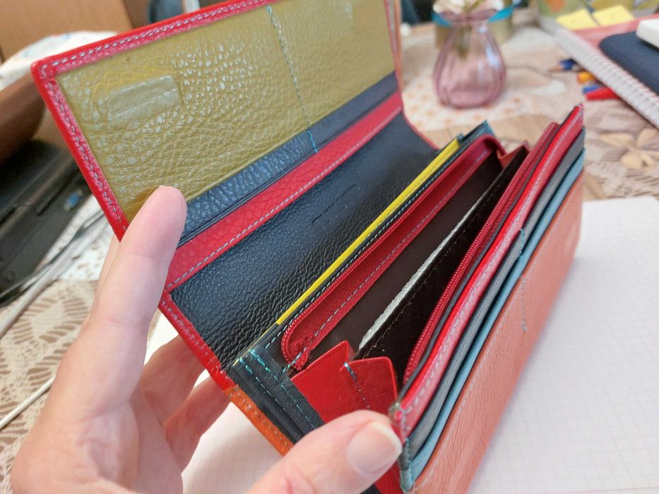 Продавам чисто нов дамски портфейл от естествена кожа