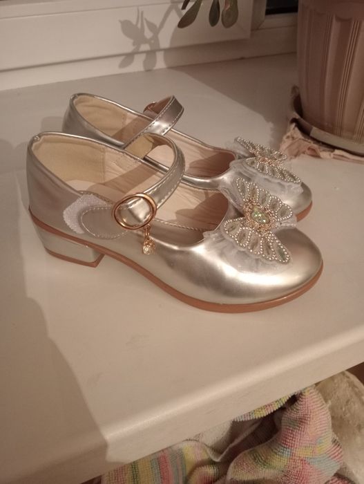 Продам туфельки для девочки