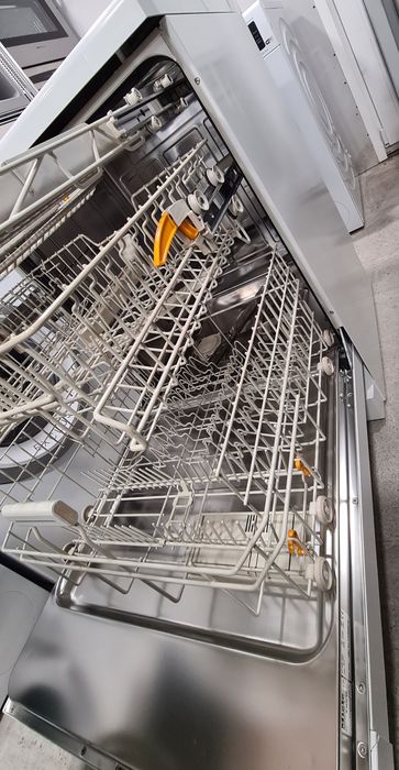 КАТО НОВА Свободностояща  Съдомиялна 60см Miele  14к-та А+++