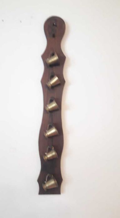 Set de sase pahare din alama pe suport de lemn