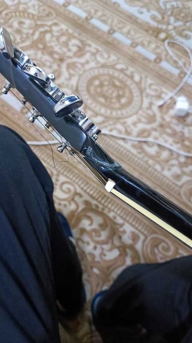 Акустическая гитара срочно 50$  (есть трещина и  чехол в подарок)