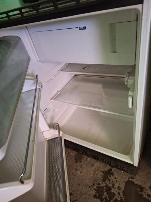 Vând urgent mobila de bucătărie și mini frigider!