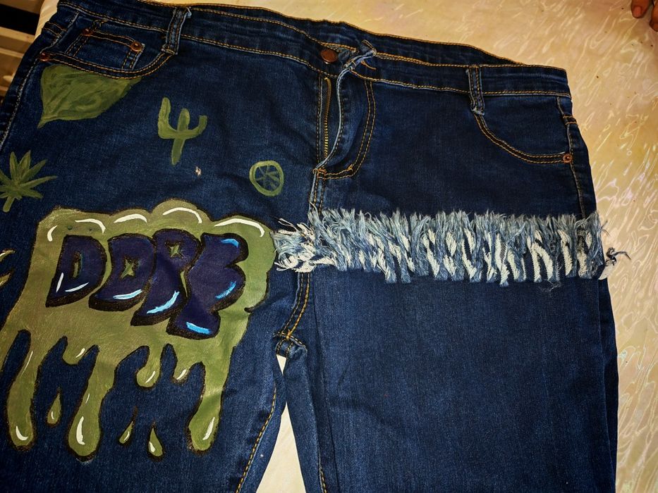 Джинсы клёш с росписью
