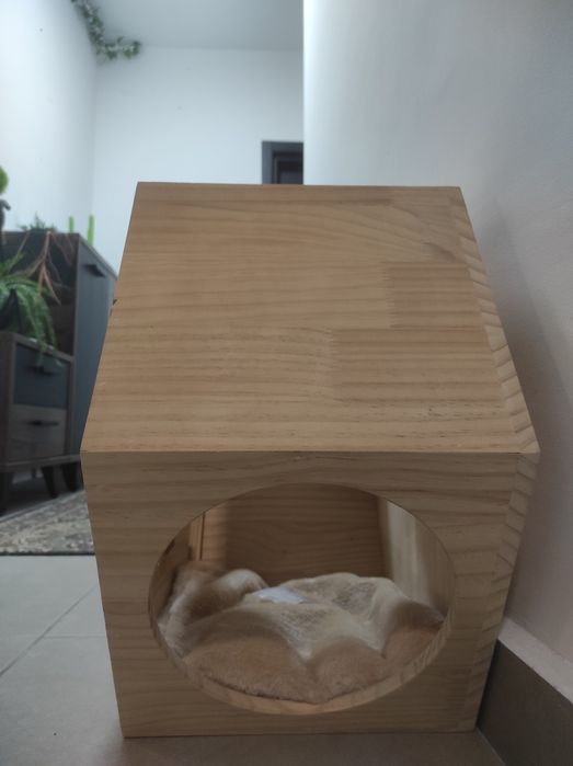 Suspended Wall-House for Cats