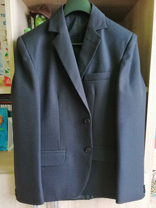 Vând costum negru baiat