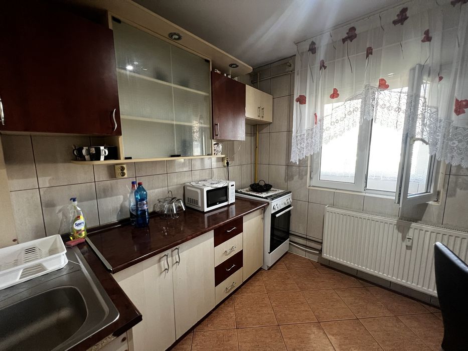 Inchiriez apartament 2 camere decomandat cu centrala Micalaca 300