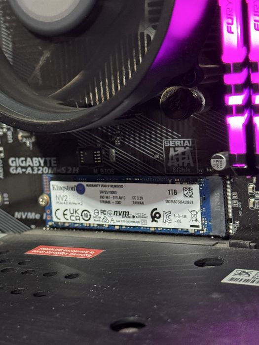 Memorie Kingston NV2 1TB PCIe 4.0 NVMe M.2 SSD.