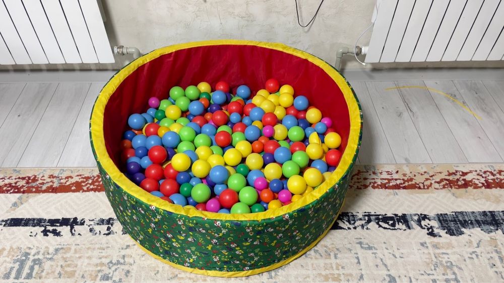 Детский игровой бассейн и столик кормления