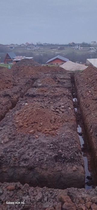 Execut lucrări cu miniexcavator