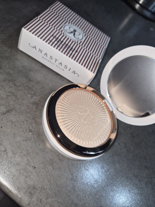 Anastasia Beverly Hills Glow Seeker Highlighter