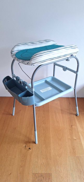 Masă de înfășat cu văniță