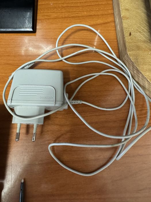 Nintendo DSi XL Modat + Stylus + 3 jocuri