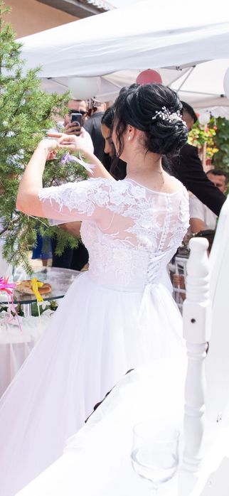 Rochie de mireasă ofer și voal lung și cercuri