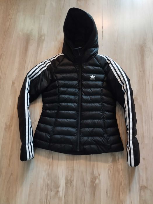 Продавам дамско яке Adidas