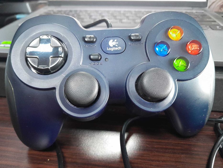 gamepad Logitech și Genesis