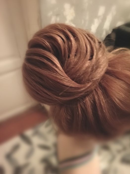 Делаю стрижу, укладку, прическу, коррекция бровей, макияж мелирование