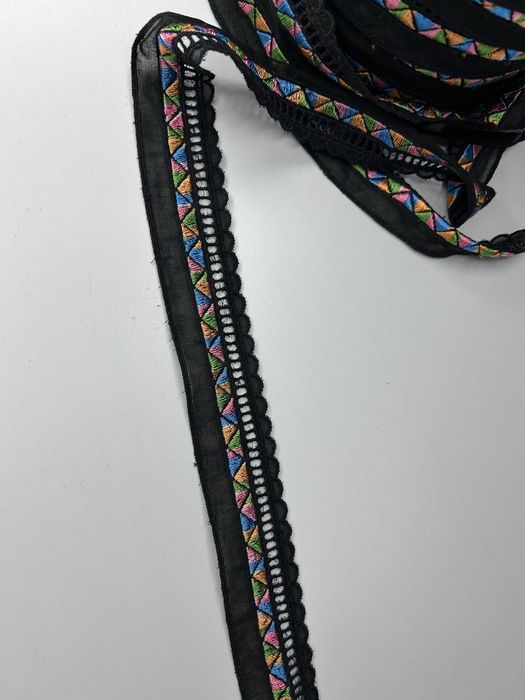 Dantela decorativă neagră cu broderie multicoloră - 8,5 m