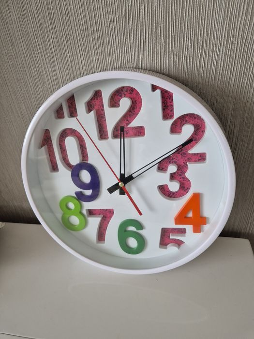 Ceas de perete color 30 cm diametrul