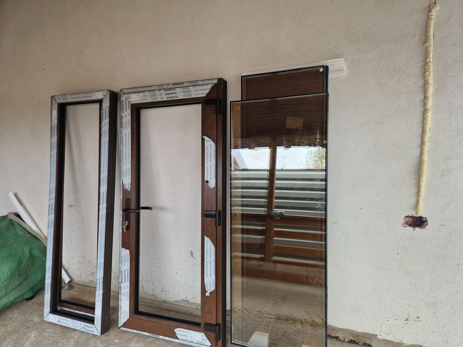 Vând o ușă și două geamuri termopan