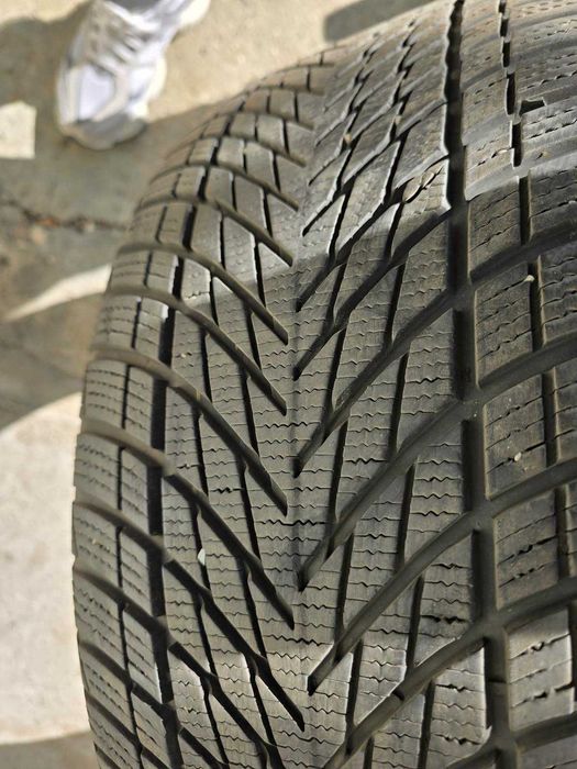 Гуми Зимни GOODYEAR Ultragrip Performance 3 255 40 R20 101 XL ДОТ 2023