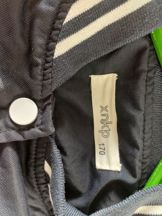 Бомбер сине-белого цвета