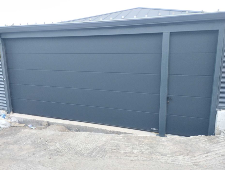 Немски гаражни секционни врати Хьорман цвят RAL7016 2500х2250