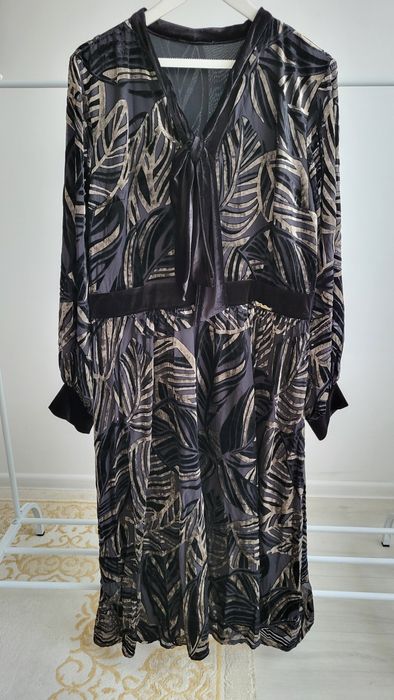 Платья и костюмы