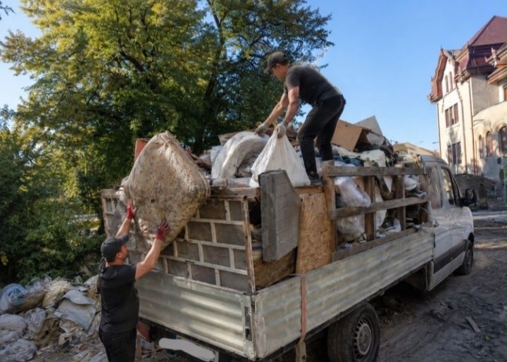 Debarasam mobilier vechi deseuri obiecte diverse haine asiguram manipularea