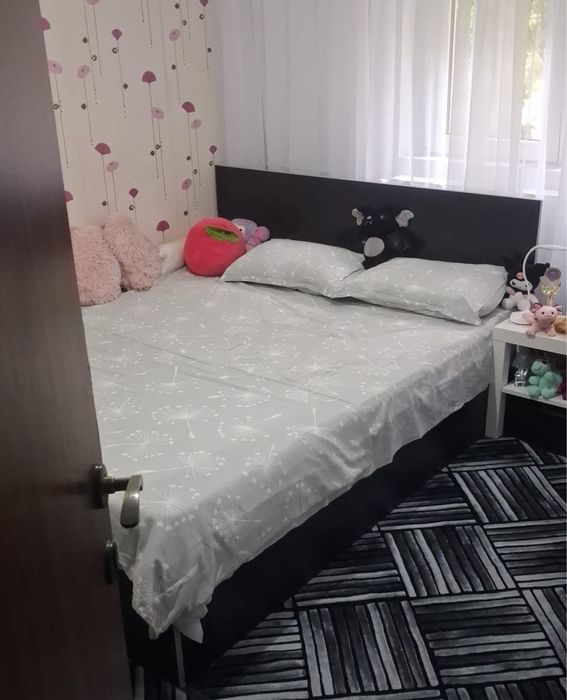 dormitor cu dressing, pat, noptiere si comoda