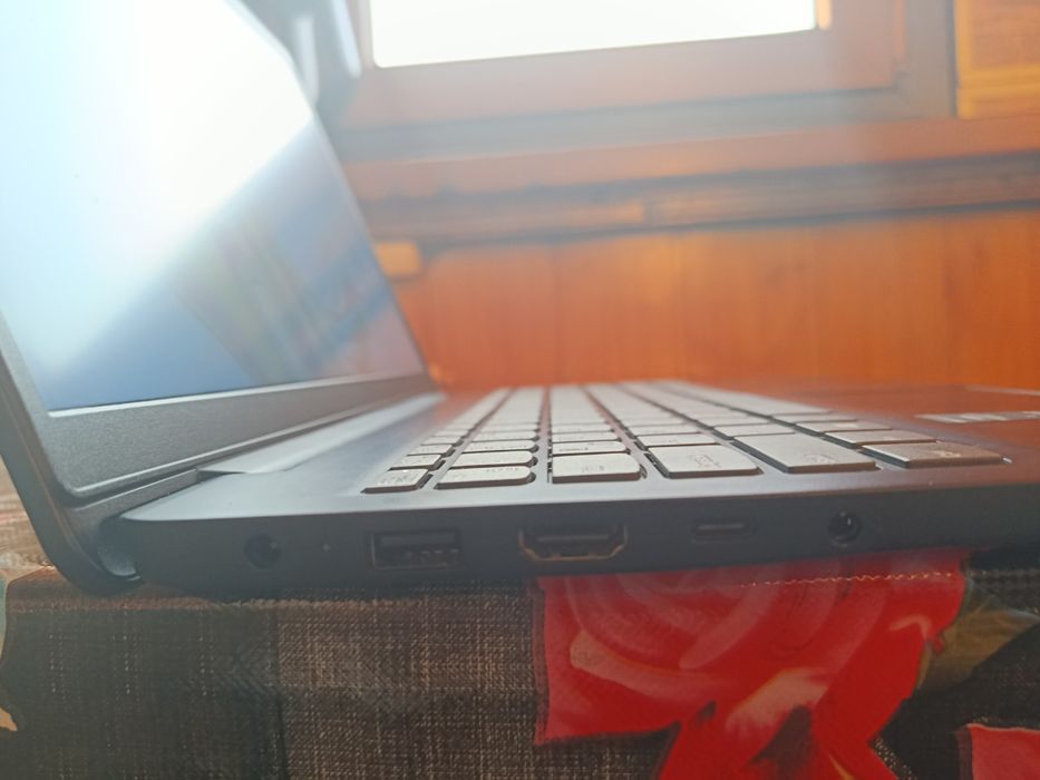 Lenovo IdeaPad 3 / AMD Ryzen 7 5825U / DDR 4 8GB / SSD 256GB / FHD 15.