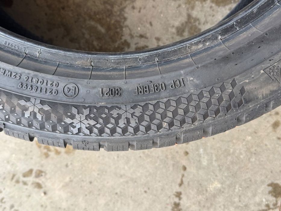 Vând 2 anvelope 215/50/18 continental de iarnă ca noi