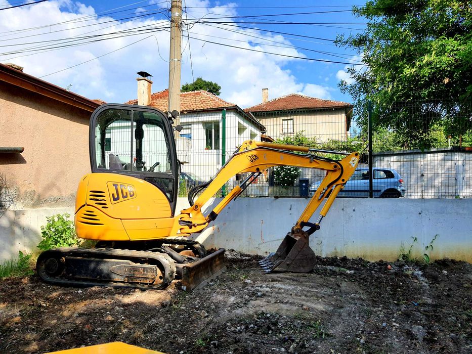 Бобкат под наем.Заравняване,вертикални планировки,обратни насипи.