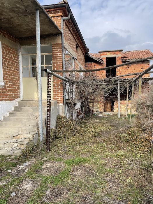 Къща с двор в с.Устрем, общ. Тополовград