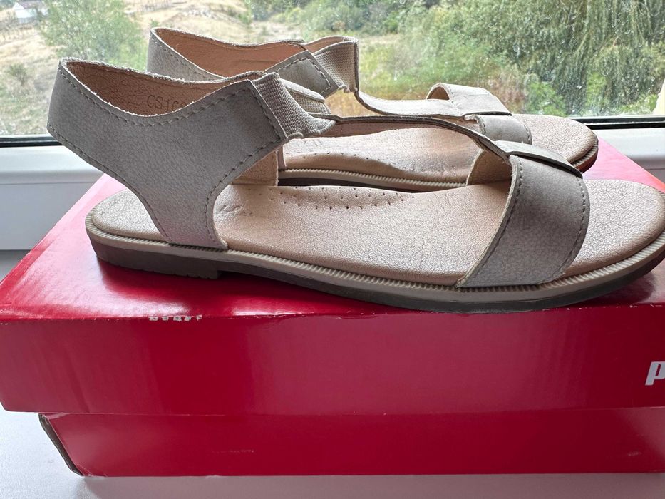 Vând un set de 3 perechi de încălțăminte pentru fetiță mărimea 33: