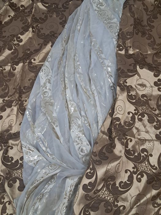 Продам два комплекта штор с тюлем.