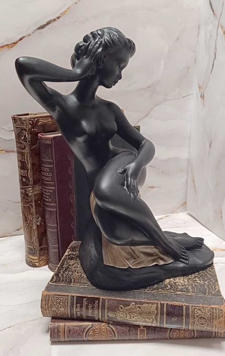Statuetă fată, nud