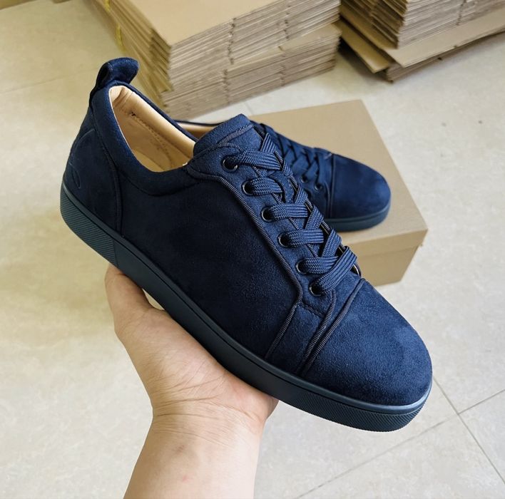 Louboutin krossovkasi kargo bilan, Zakazga