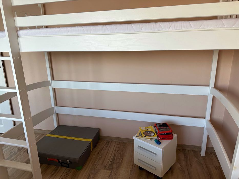 Двуетажно детско легло с възможност за поставяне на бюро отдолу