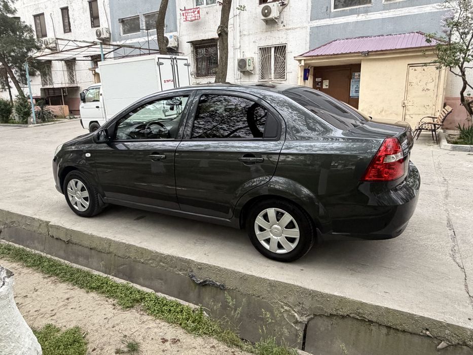 Продаю нексию 3