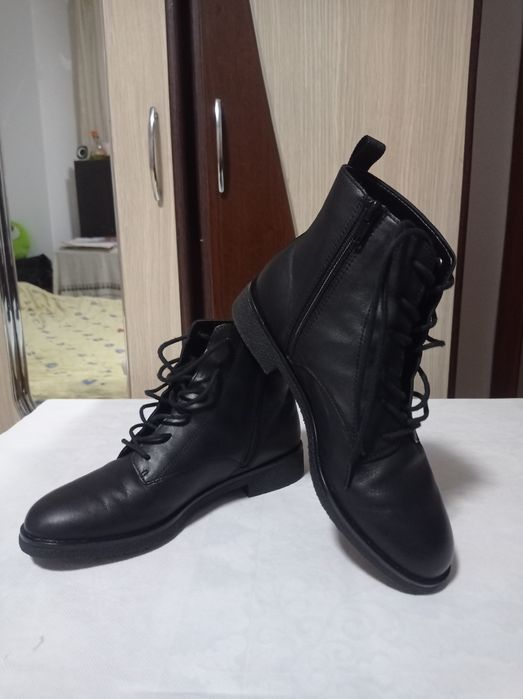 Ghete Dama,Clarks, Piele.Noi.Marime 35,5.Pret 300 de lei.