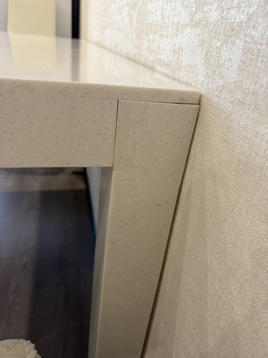 Стол из искусственного камня