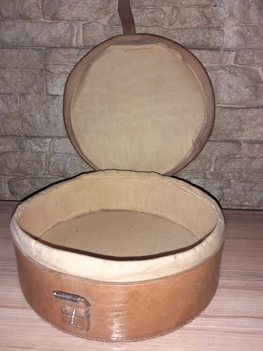 Vand cutie pt palarie /gulere pt camasi, din piele