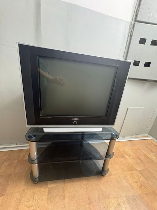 Продам тв с подставкой