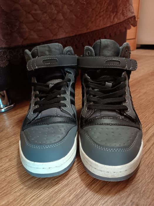 Продам  кроссовки утеплённые