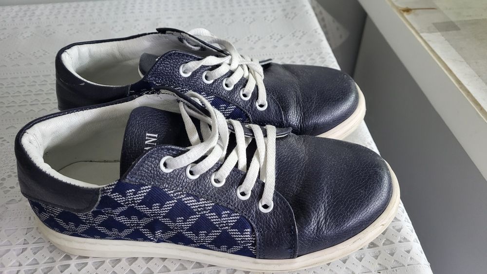 Продам кросовки кожанные