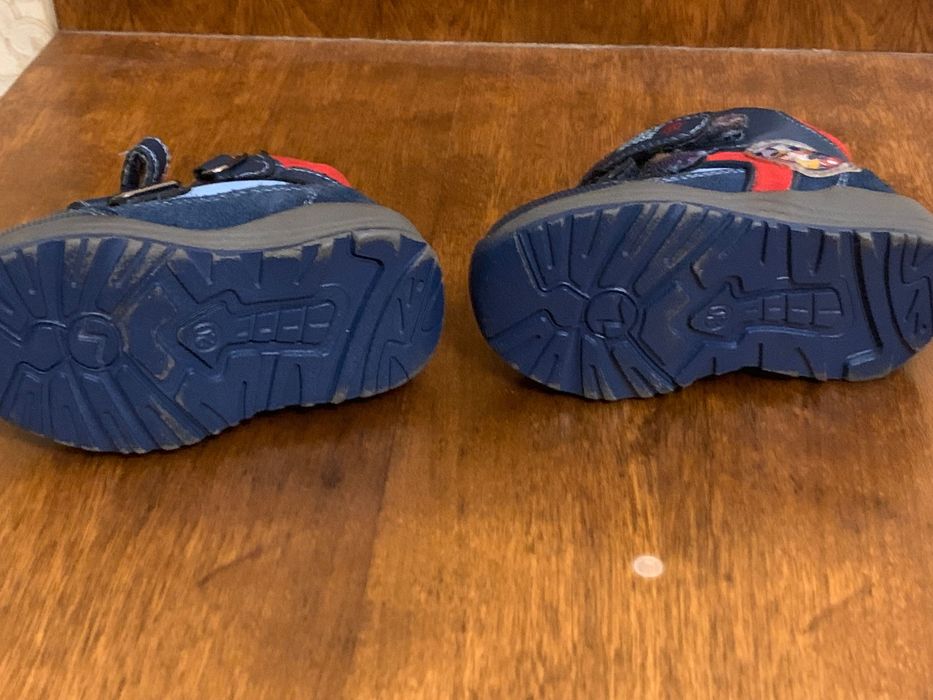 Продам детские ботинки