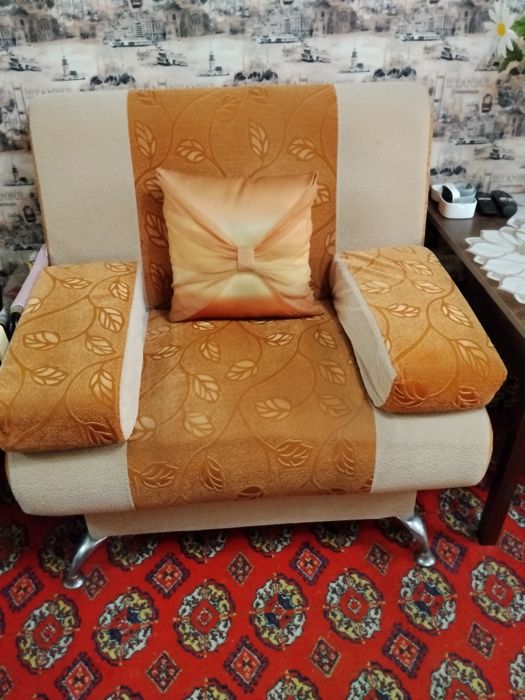 Продаётся кресло и диван, столик