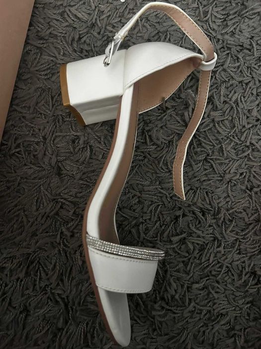Vand sandale noi din piele albe comode